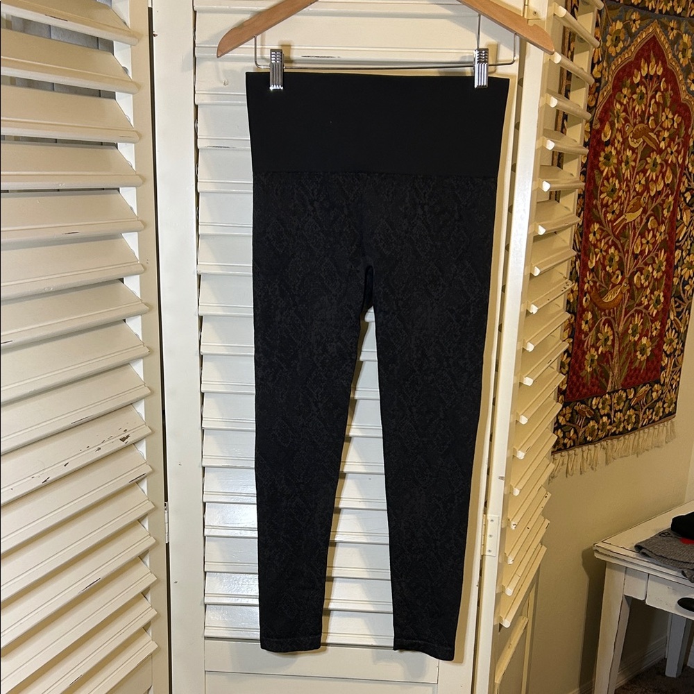Soma slimming jacquard joggers size large